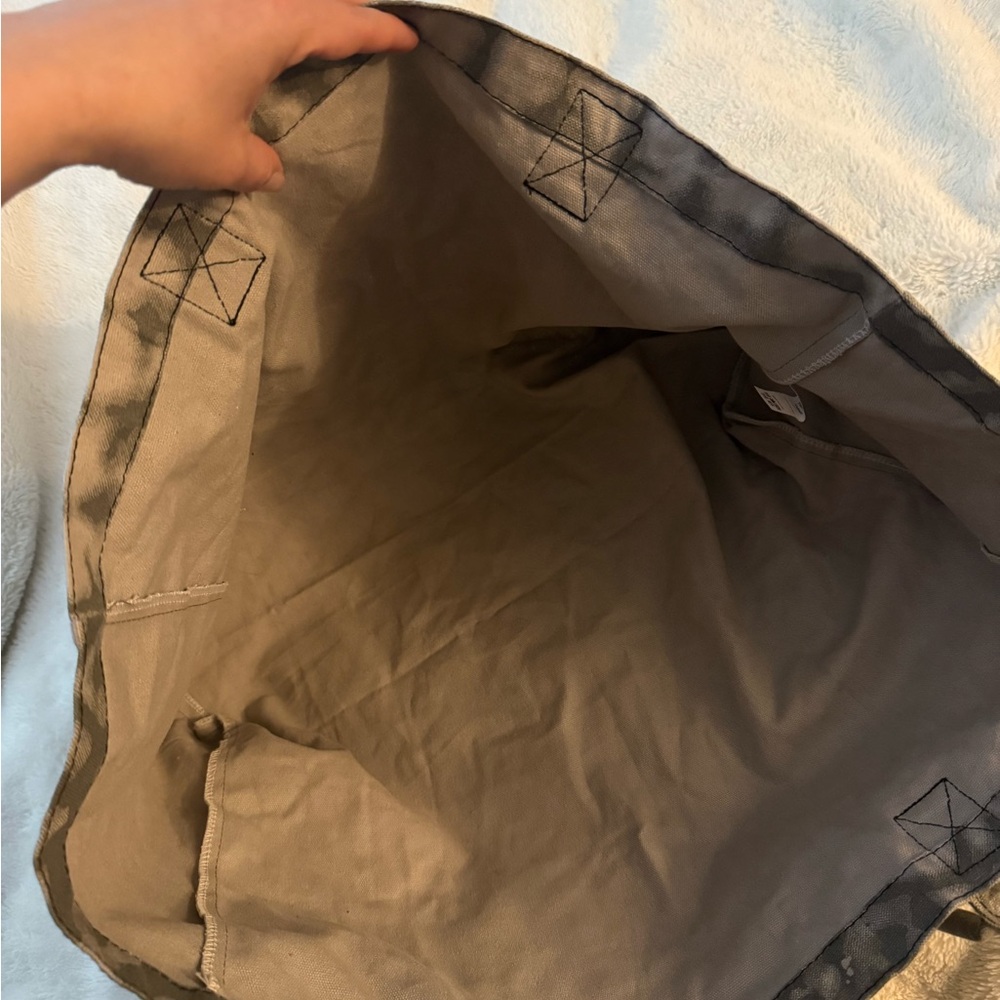ALO Yoga Gray and White Patterned Tote with Black Logo - Picture 5 of 6